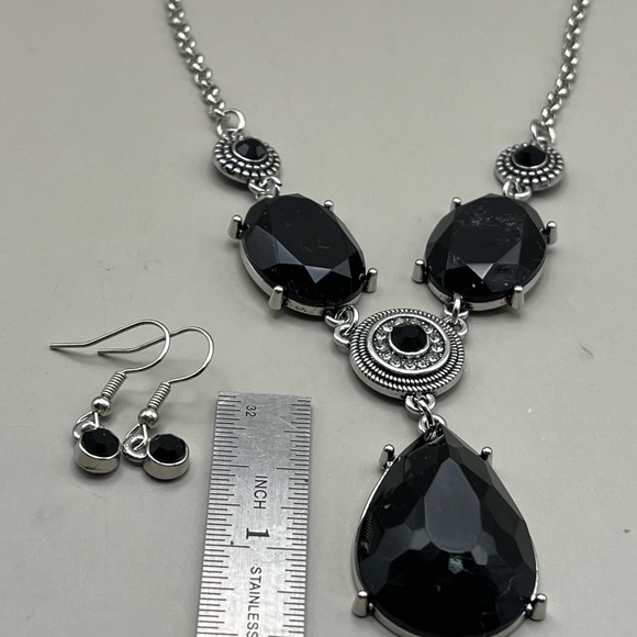 Elegant Black and Silver Necklace and Earring Set - Picture 3 of 5